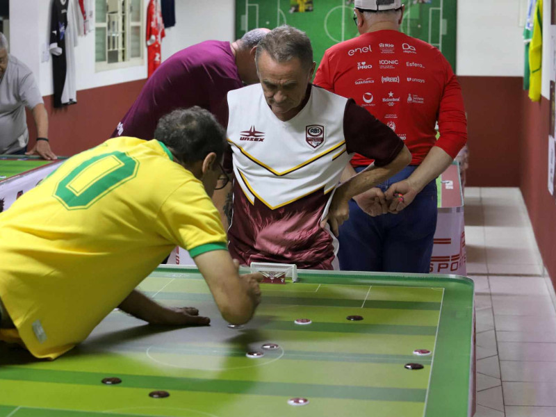 Futebol de botão reúne amigos na Vila Hortência