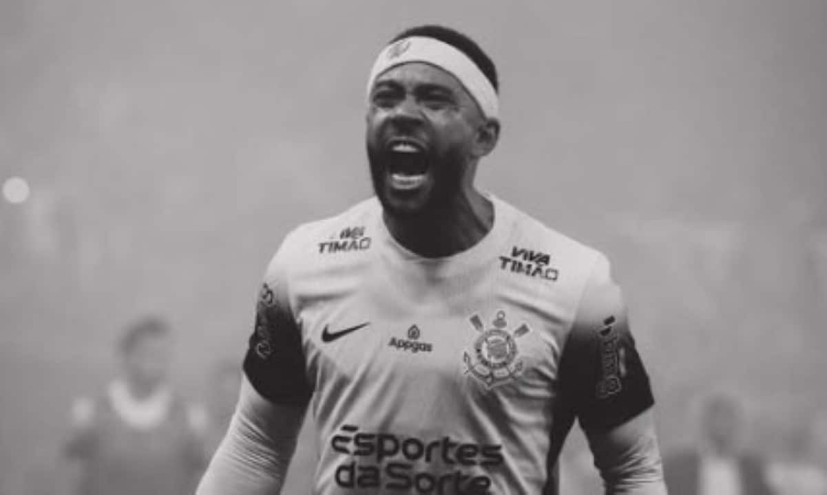 Corinthians explora renovação com Memphis Depay em busca de alívio financeiro