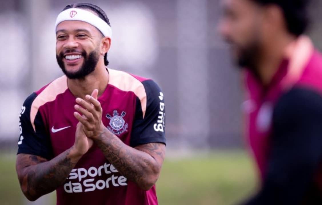 Memphis Depay retorna aos treinos do Corinthians e aguarda liberação da CBF para atuar
