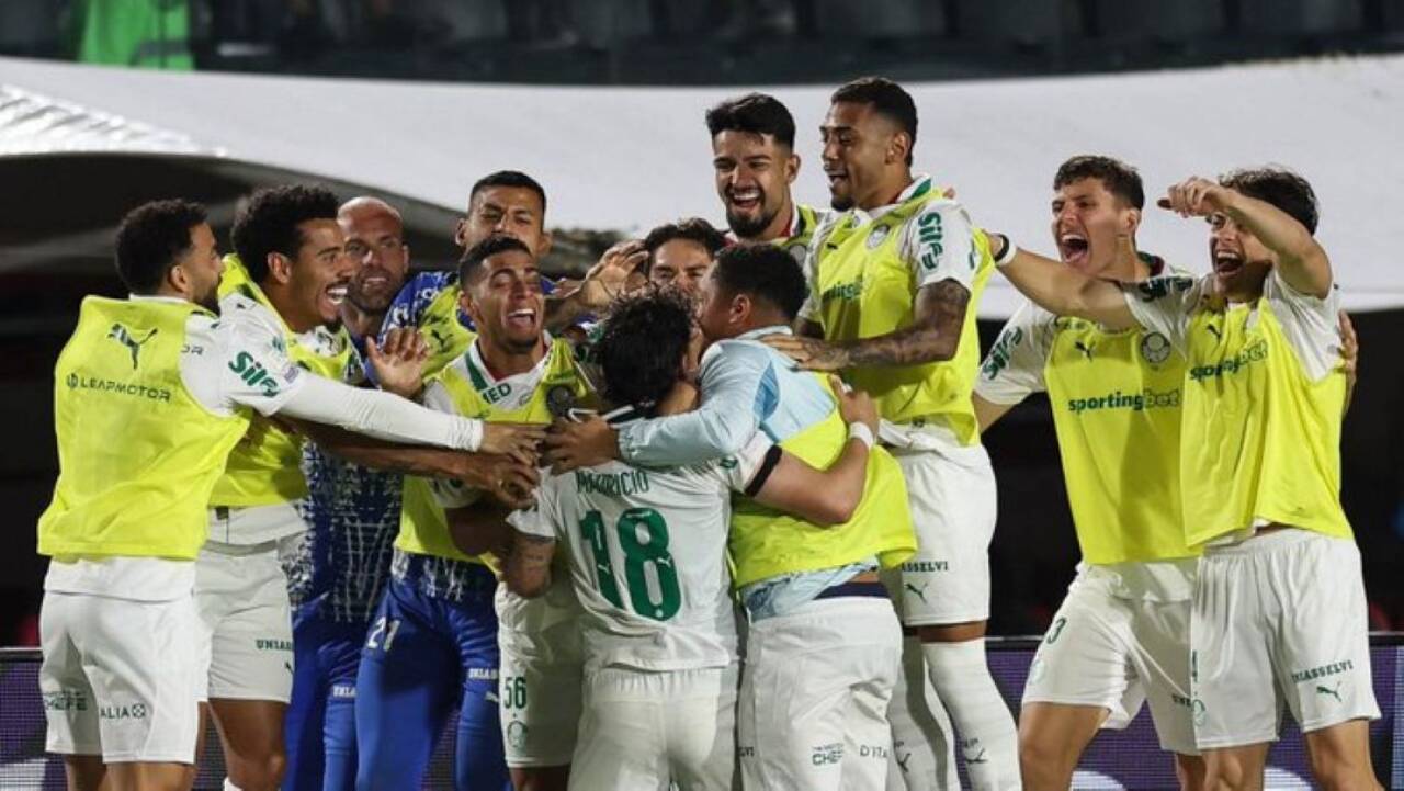 Vitória do Palmeiras em jogo marcado por expulsões amplia vantagem na liderança do Brasileirão