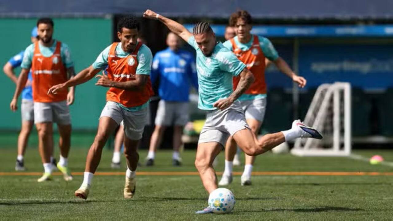 Paulinho intensifica recuperação e tem chances de reforçar Palmeiras contra o Fortaleza