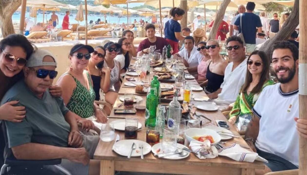 Fenômeno em Ibiza: Ronaldo celebra união familiar com pais, esposa, filhos e nora