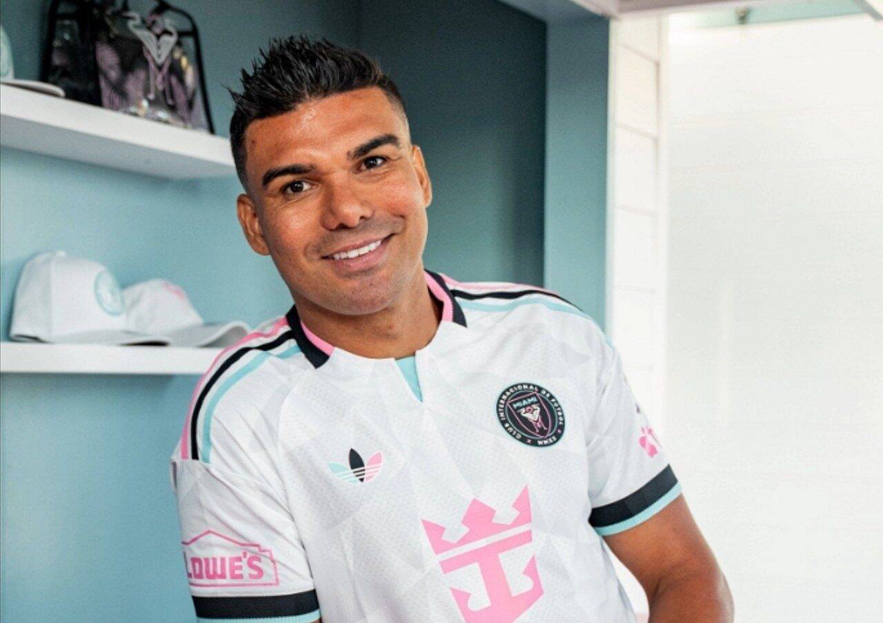 Casemiro chega ao Inter Miami para ajudar Messi e o chama de ‘deus do futebol’