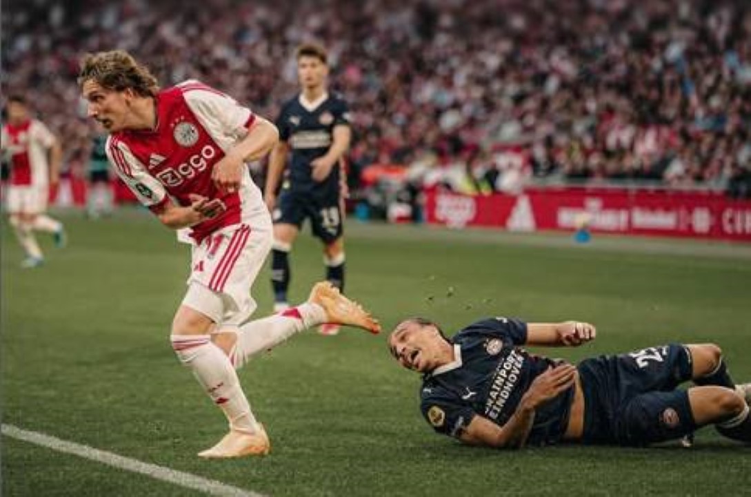 Paris Saint-Germain inicia negociações por Mika Godts, promessa do Ajax