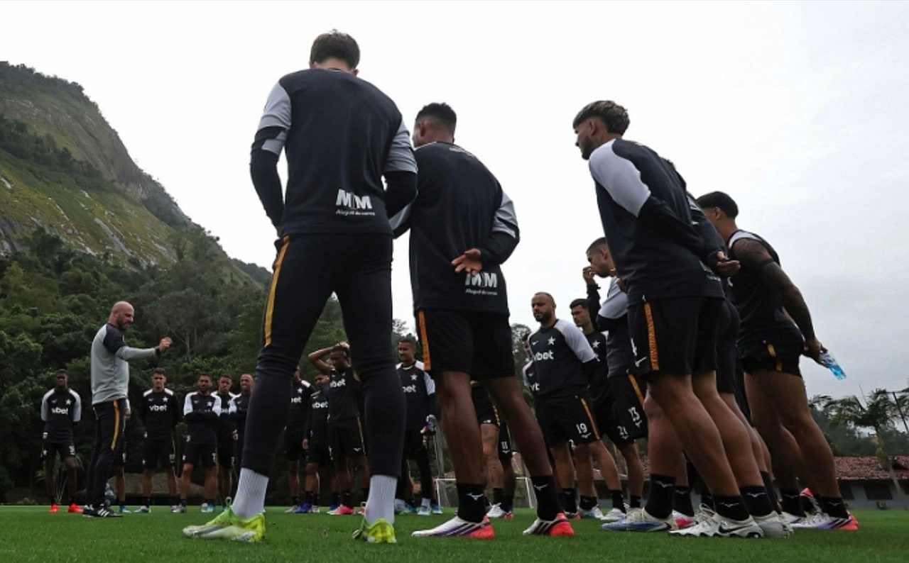 Elenco do Botafogo parabeniza clube pelos 122 anos antes de viagem para jogo importante na Sul