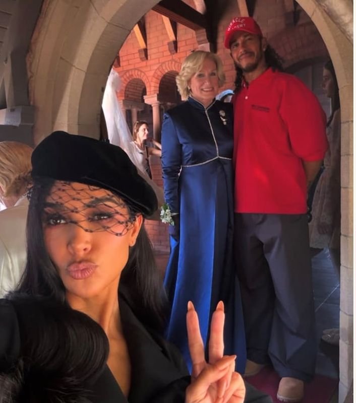 Lewis Hamilton no set de Kim Kardashian e as fotos de bastidores não deixam dúvida